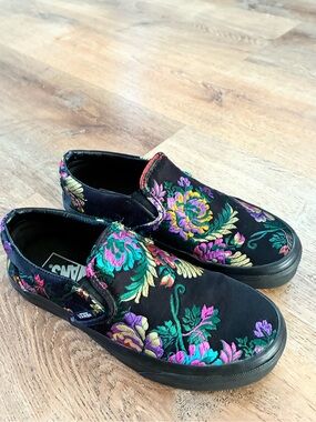 VANS Shoes Women’s Size 6.5 Festival Satin Black Floral Embroidered Sneakers